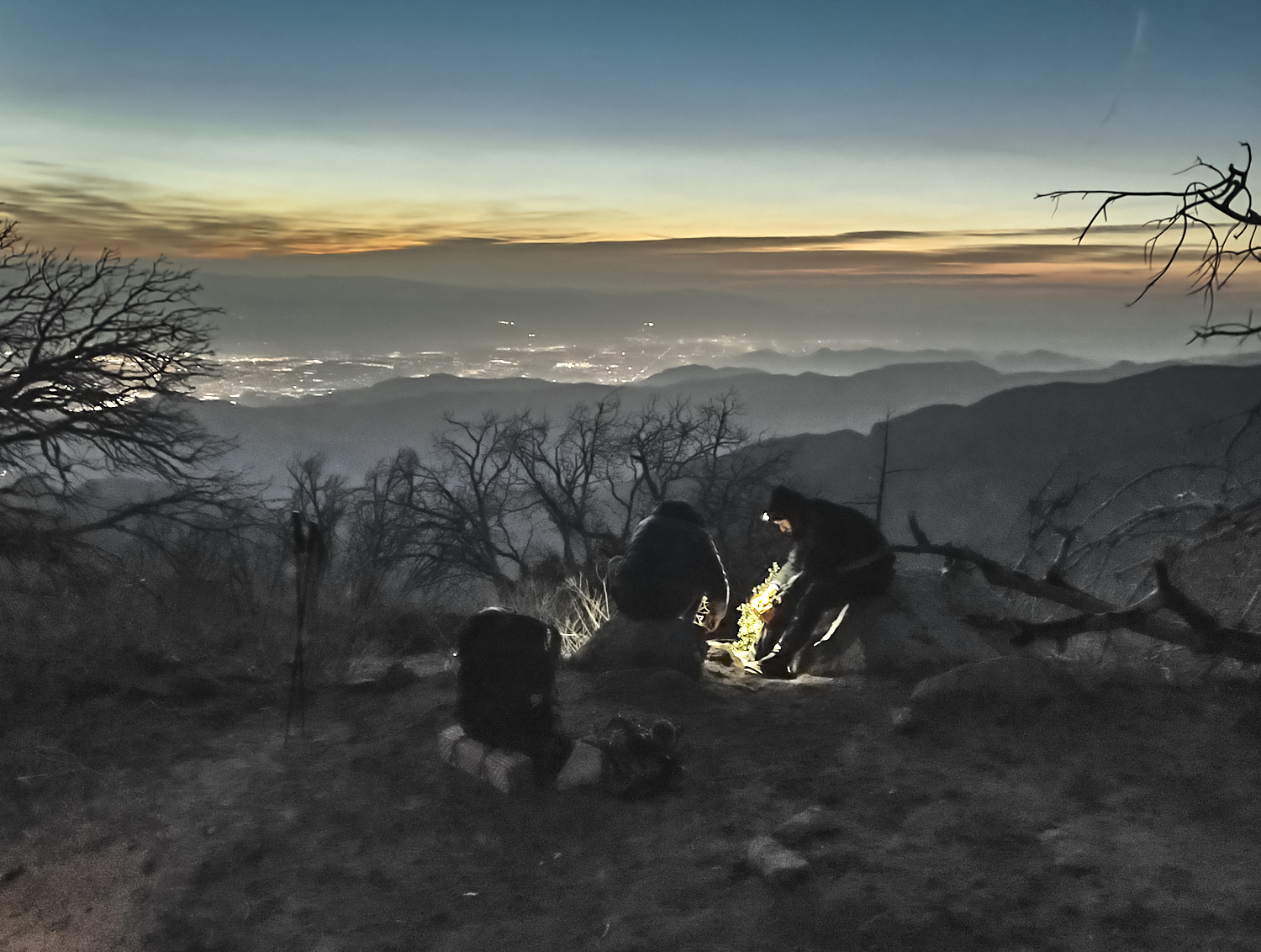 früher Aufbruch am San Jacinto Massiv mit den Lichtern von Palm Springs und Palm Desert im Hintergrund