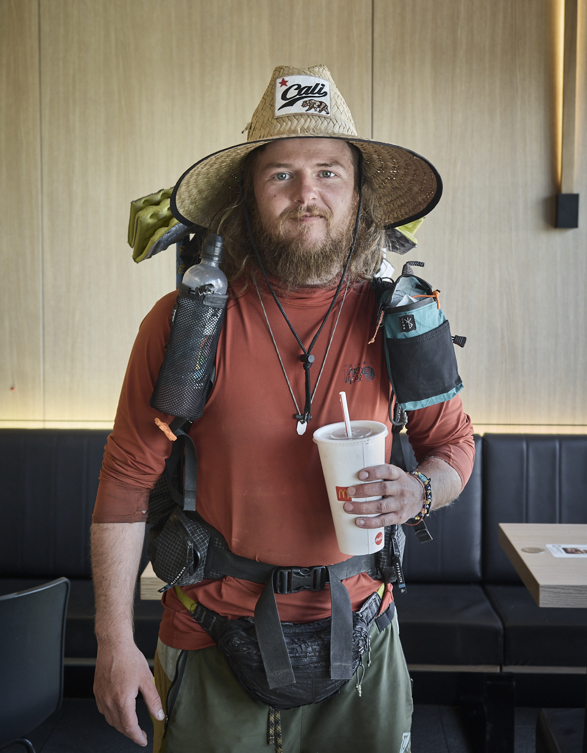 ein Wanderer im McDonalds am Cajon-Pass bei der Interstate 15