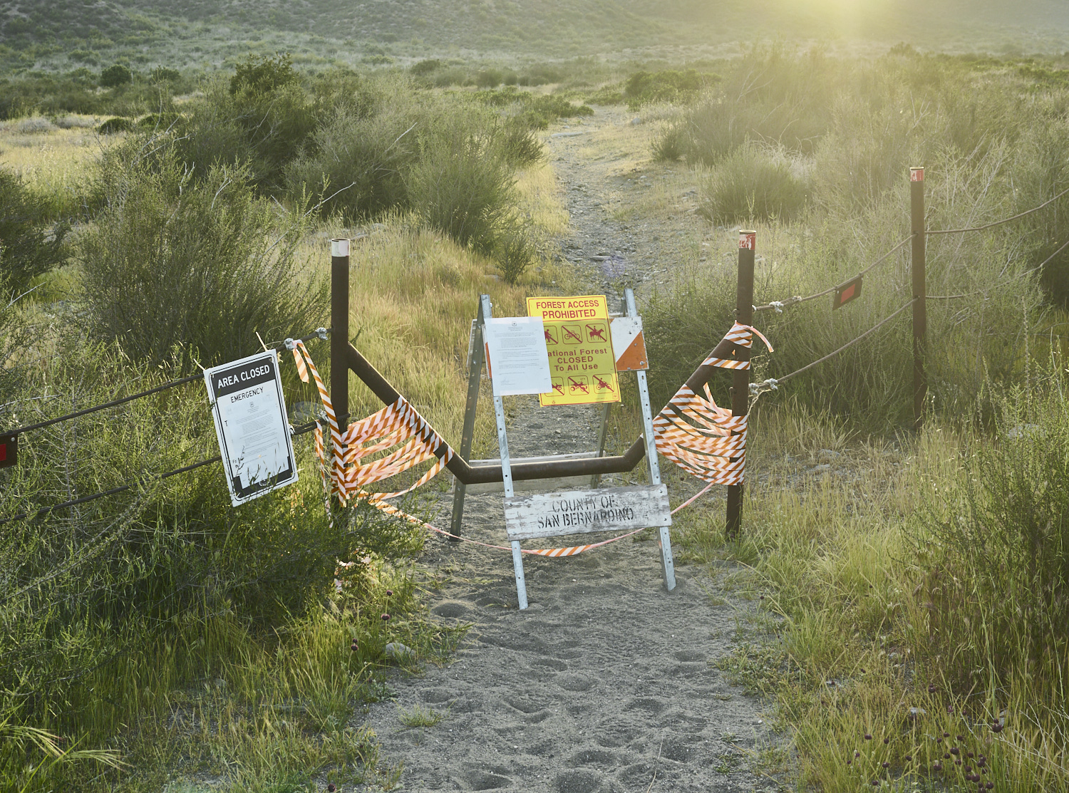 Absperrband und Hinweisschilder markieren die Wegsperre westlich des Cajon-Passes