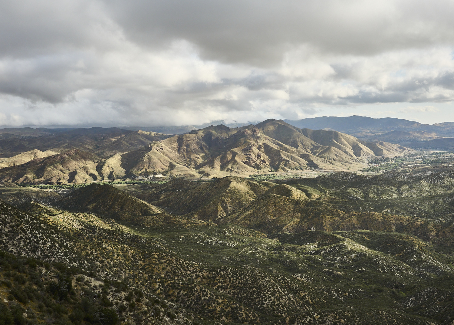 starke Bewölkung über den San Gabriel Mountains