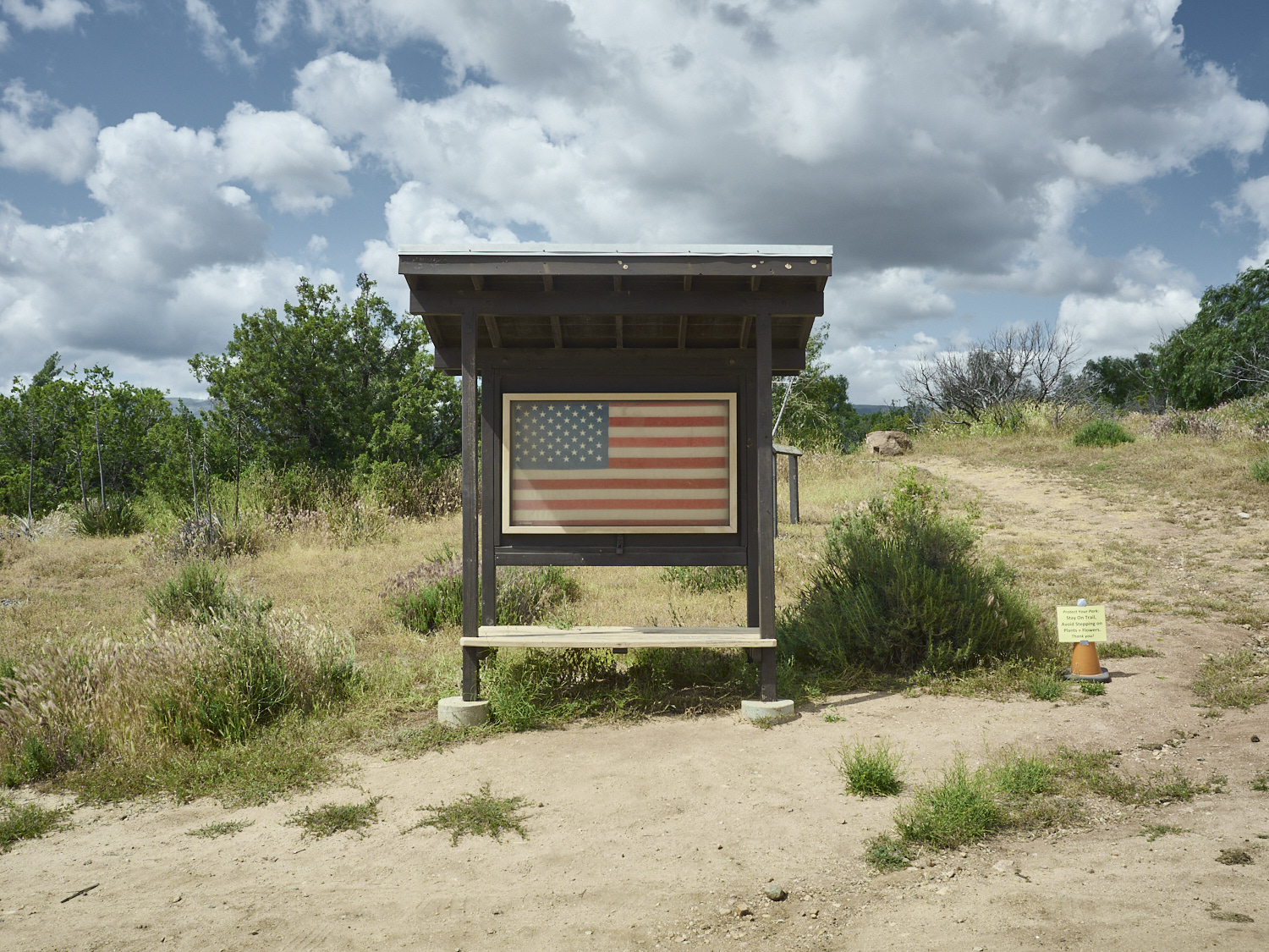 amerikanische Fahne neben dem Trail