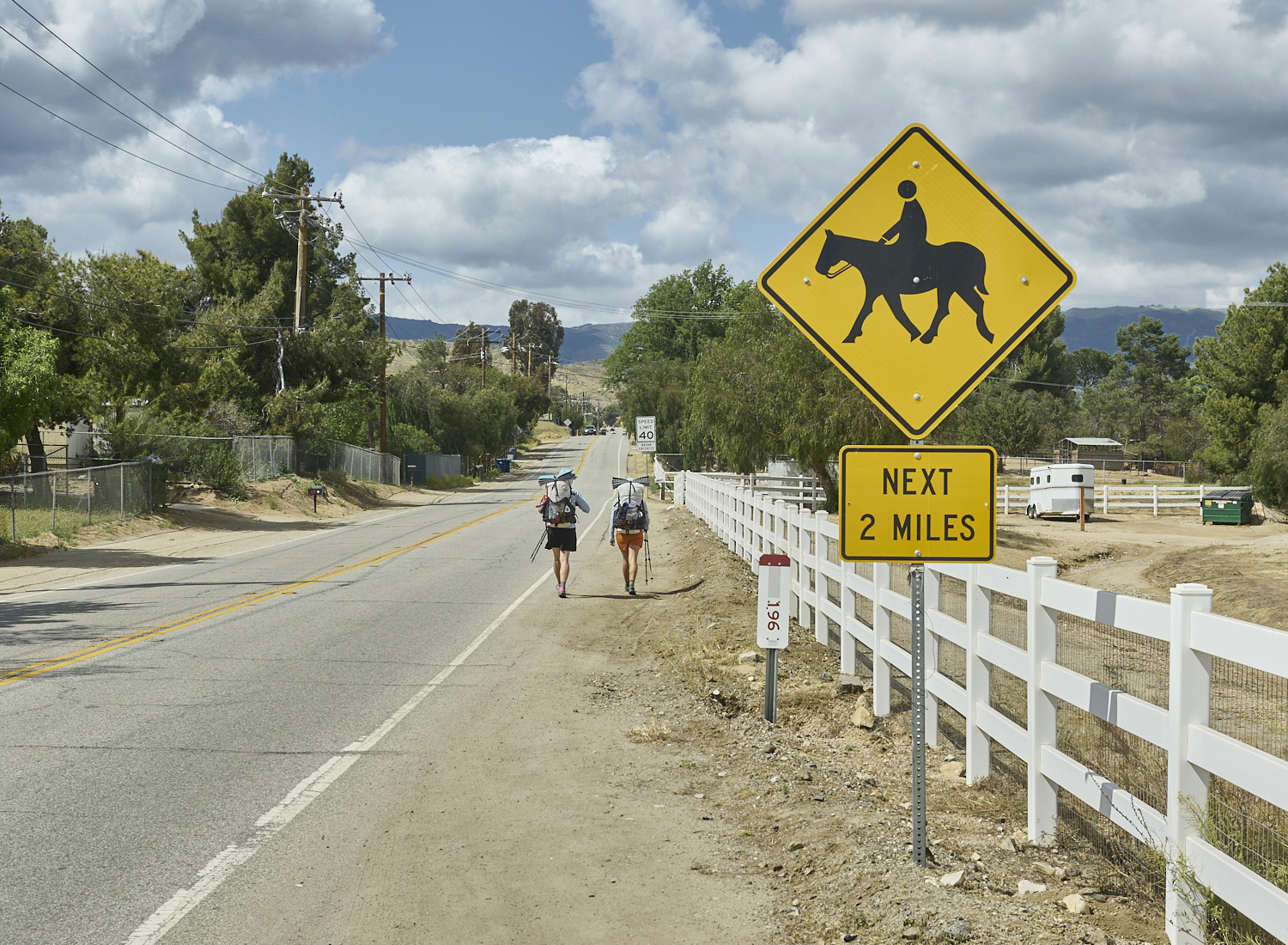 zwei Wanderinnen in Agua Dulce am Highway