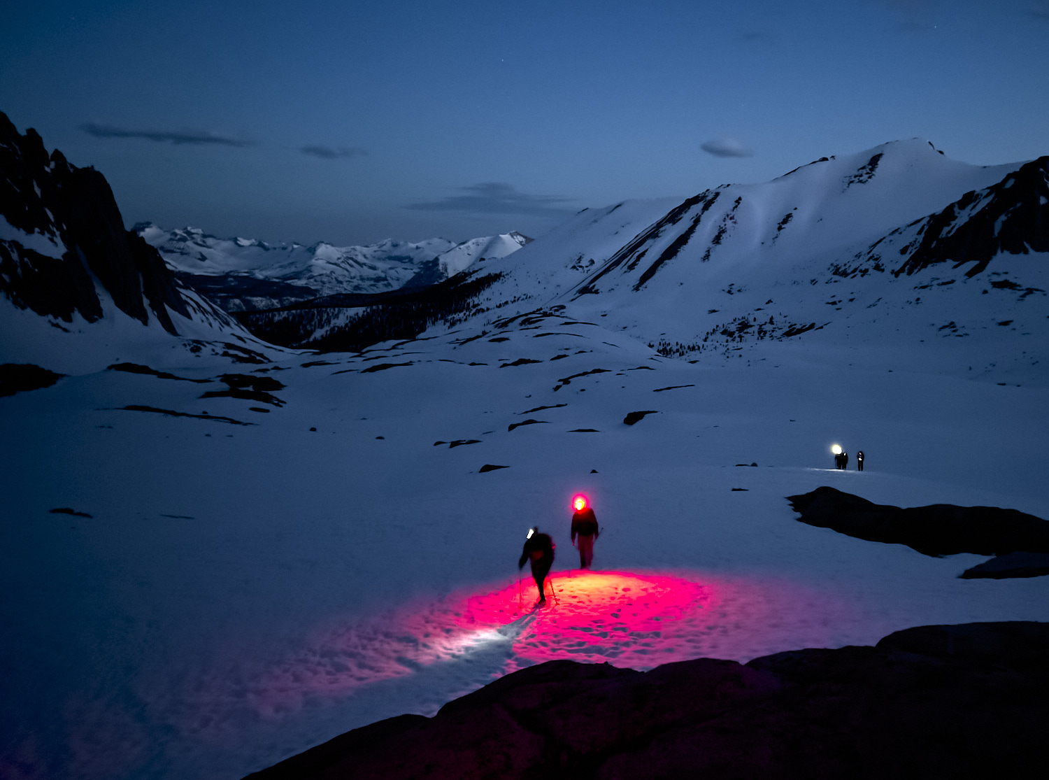 frühmorgendlicher Aufstieg mit Stirnlampen im Schnee zum Mount Whitney