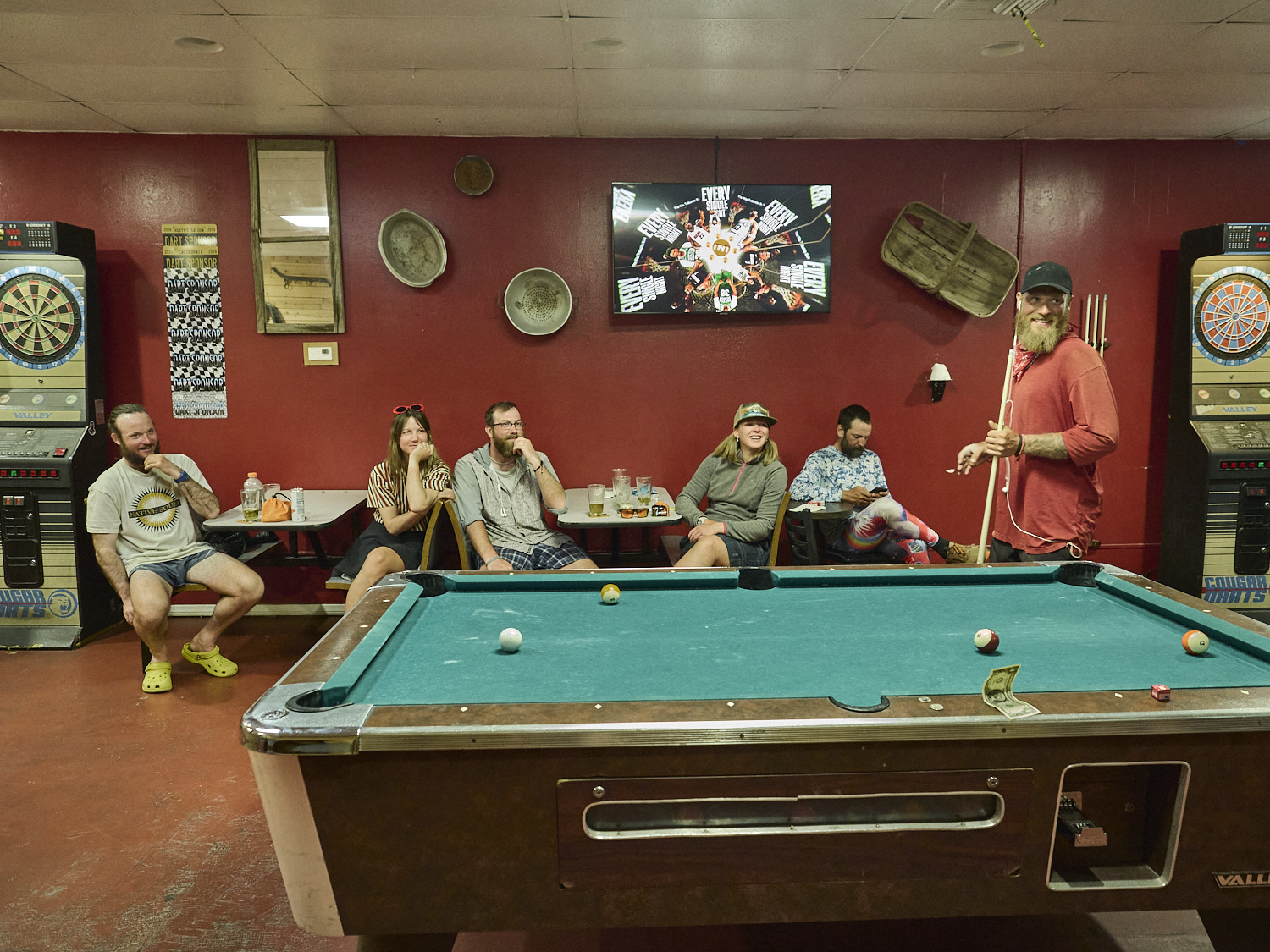 Wanderer genießen Bier und Billard in einem Saloon in Bishop.