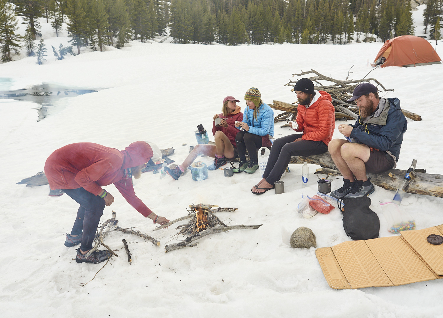 Wanderer genießen ihr Abendessen am Lagerfeuer beim Miller Lake.