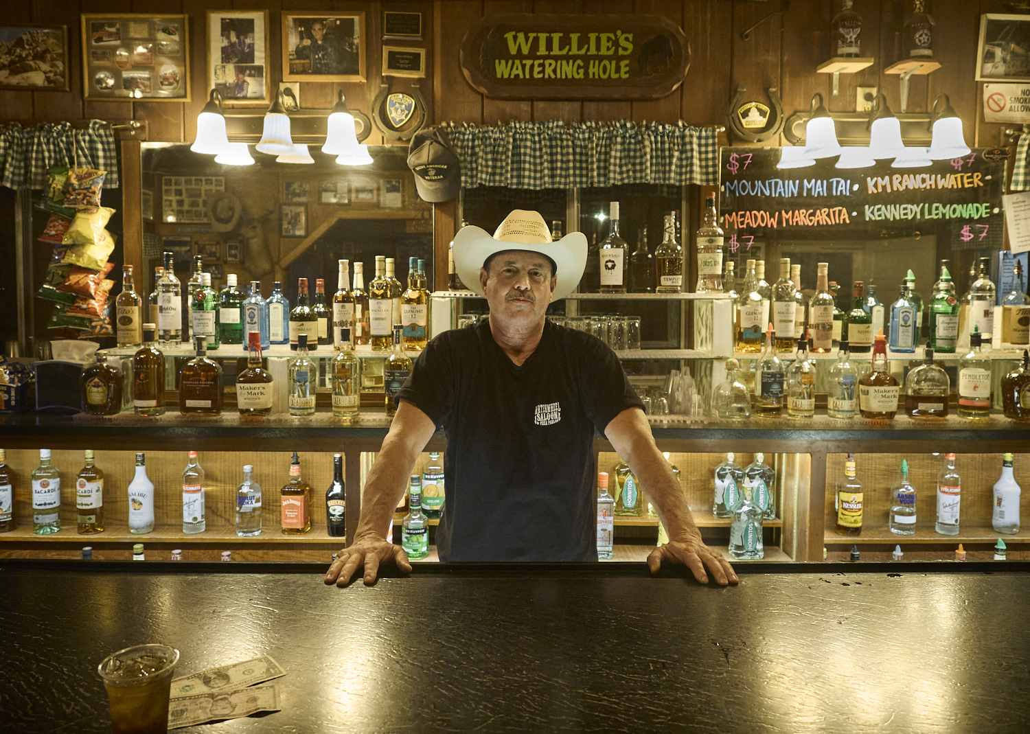 Barkeeper mit Cowboyhut in einem Saloon