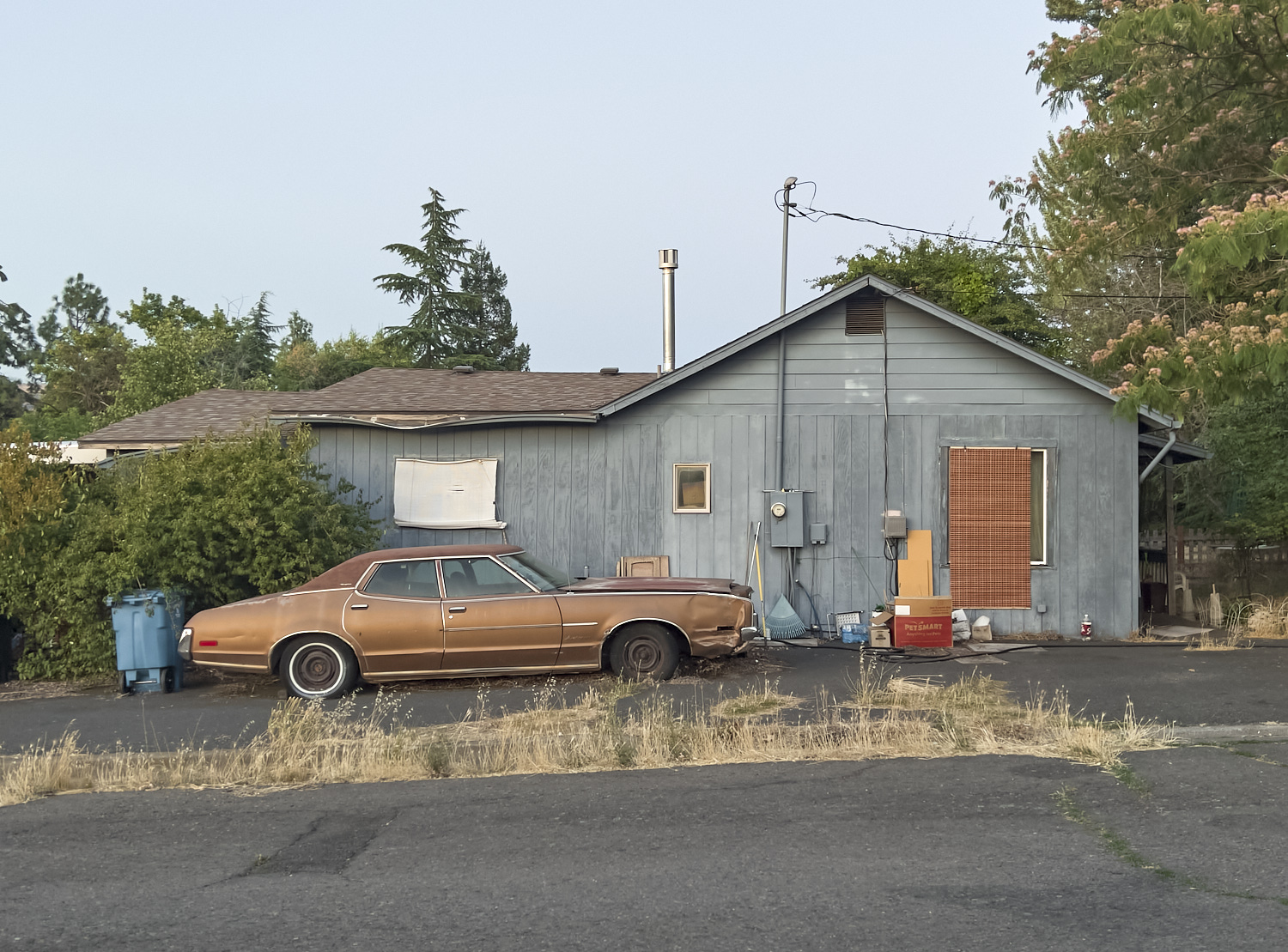 ein altes Fahrzeug amerikanischer Produktion vor einem Einfamilienhaus in Ashland