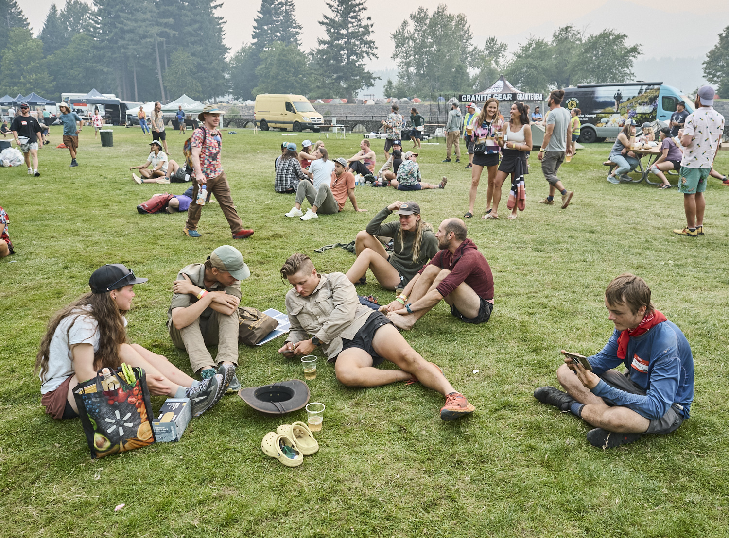 Wanderer und andere Besucher bei den PCT-Days in Cascade Locks