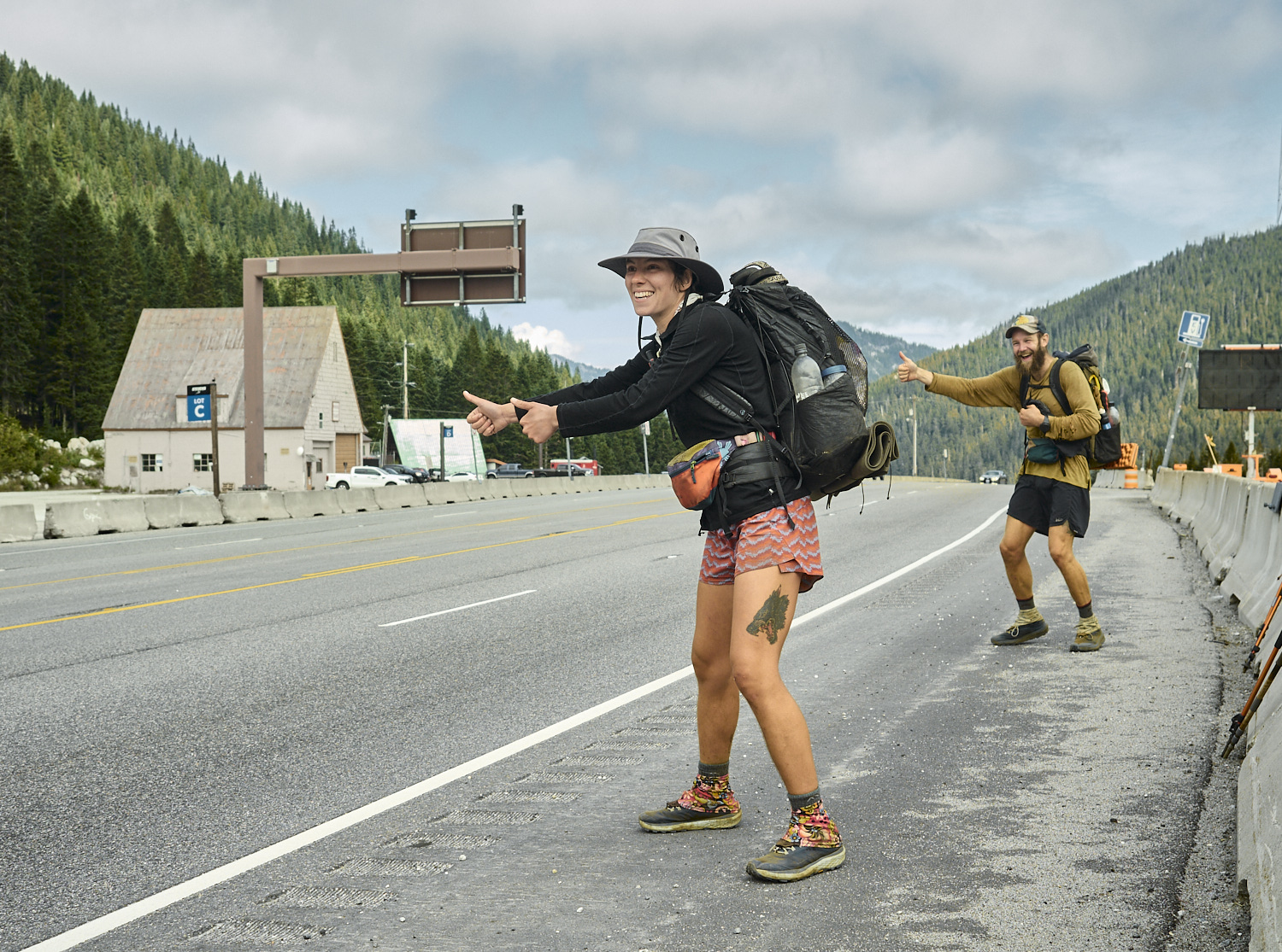 zwei Wanderer beim Autostoppen am Stevens-Pass