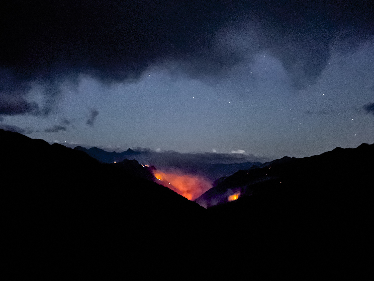 ein Waldbrand in Washington in der Nacht