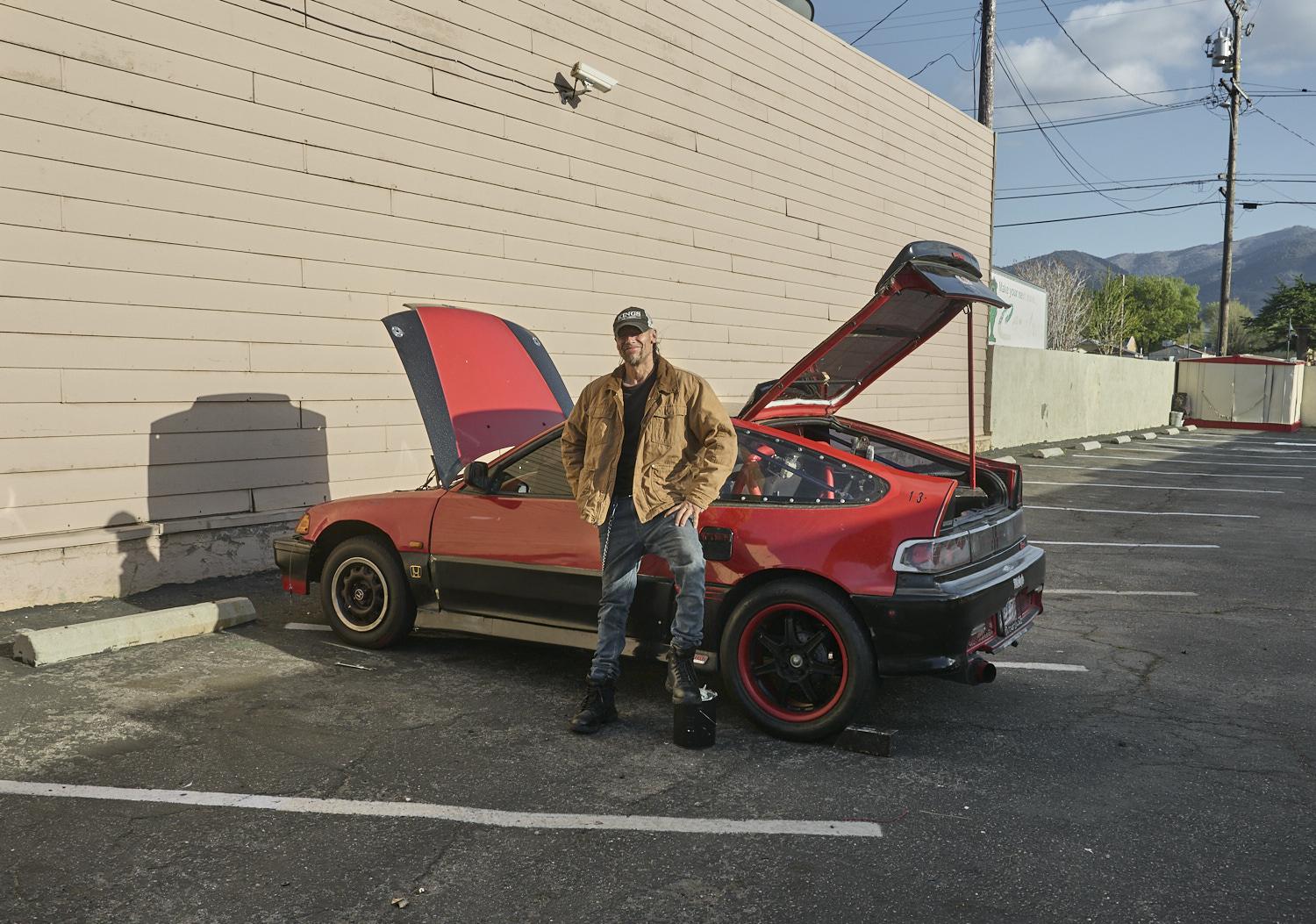 Ein Mann wartet seinen Honda CRX in Tehachapi.