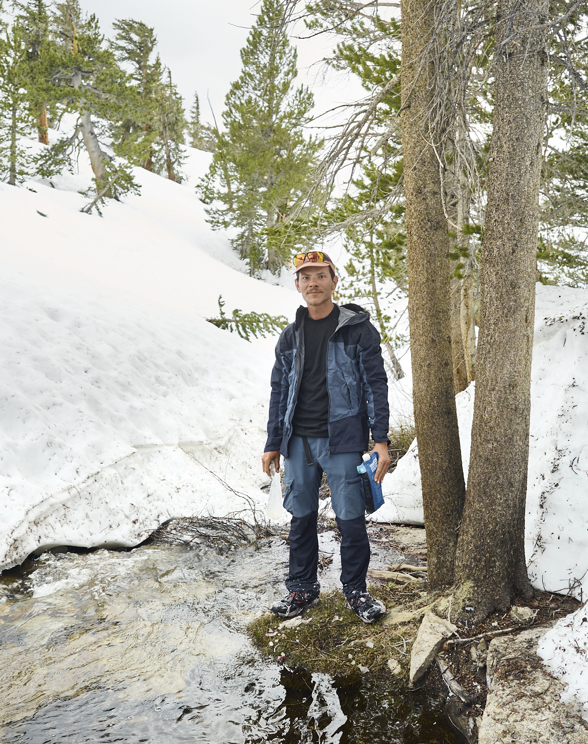 Arnaud aus Frankreich an einer Wasserstelle in der verschneiten Sierra Nevada