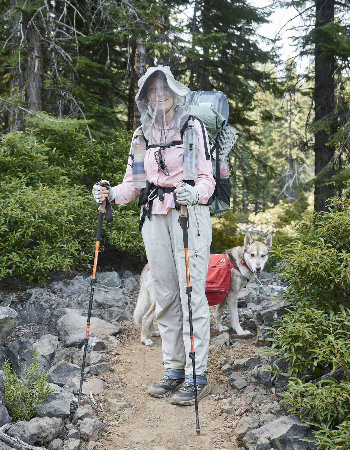 Eine ältere Wanderin mit Hund