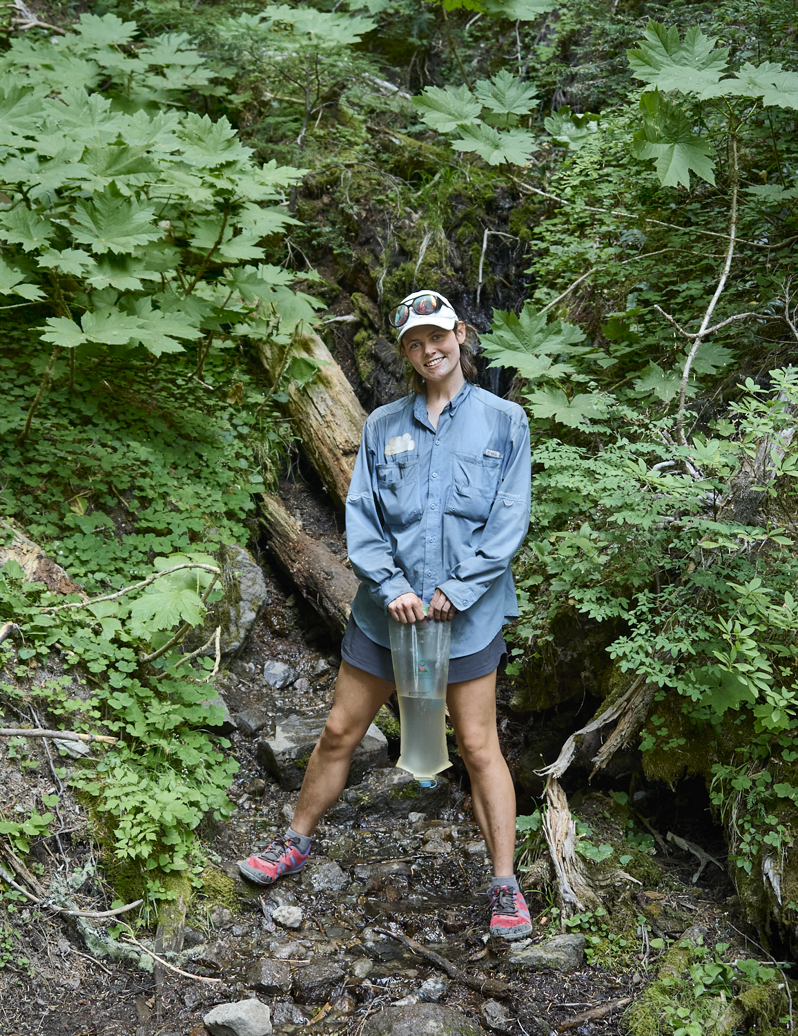 „Gritty“ aus South Dakota holt Wasser aus einem Bach.