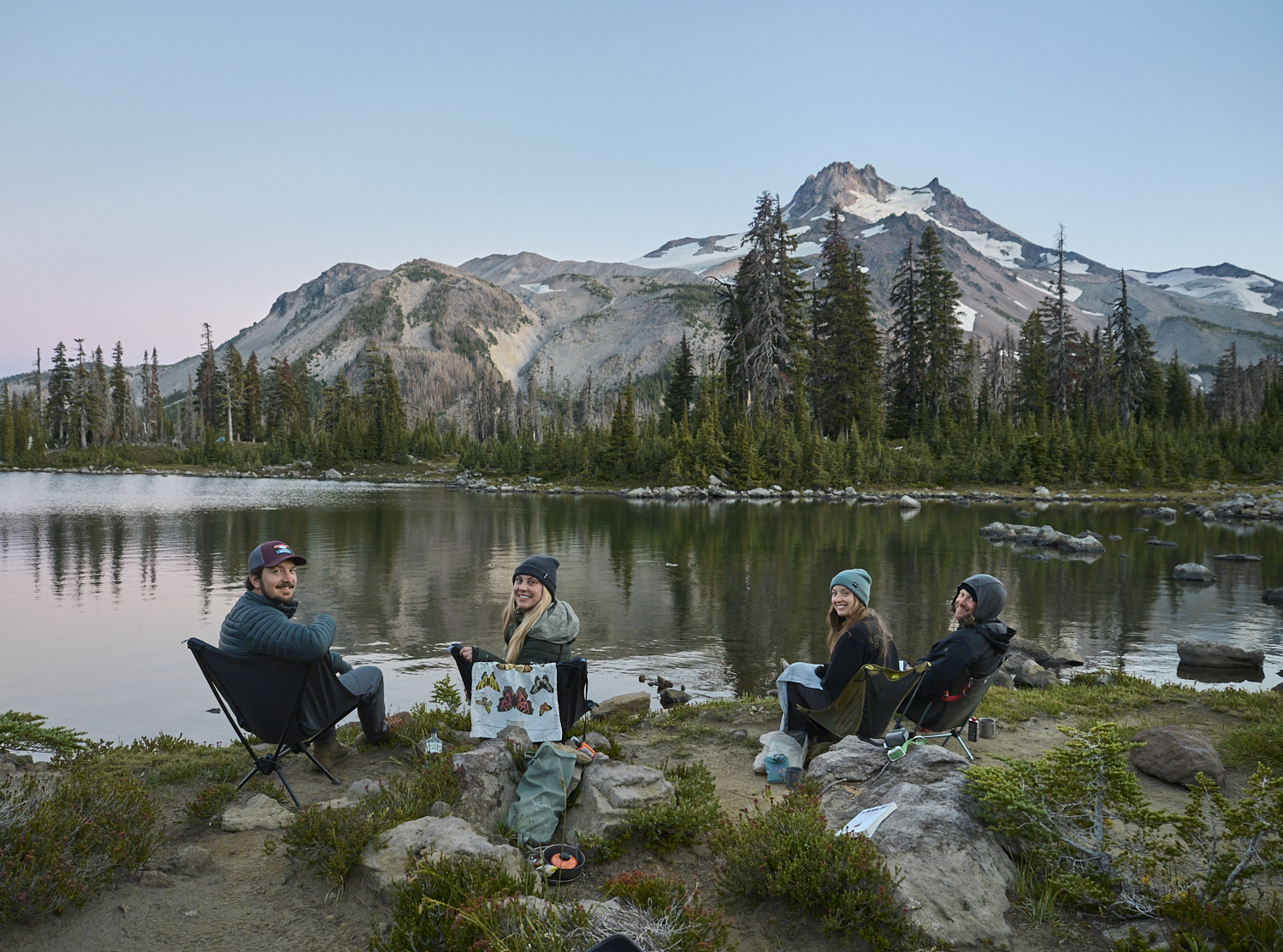 Wochenendwanderer genießen den Abend in Oregon beim Russell Lake mit Blick auf Mount Jefferson.