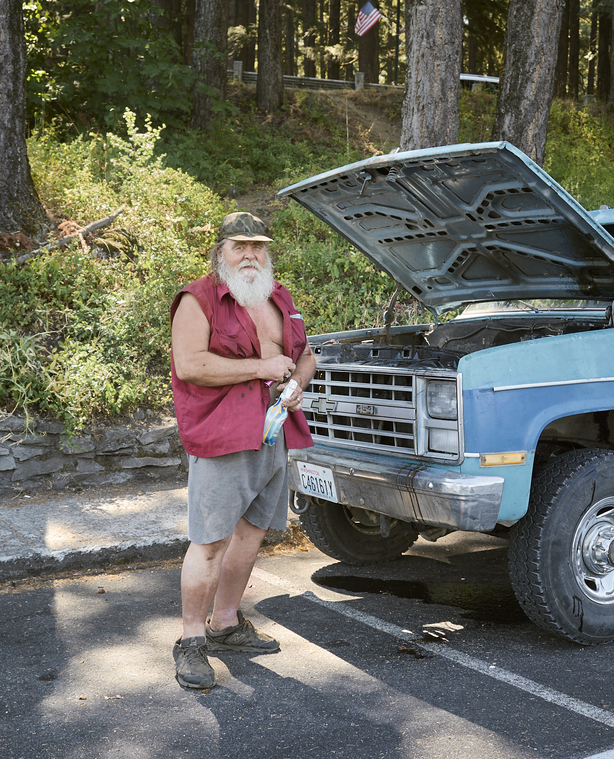 Ein Mann wartet seinen alten Pick-up in Cascade Locks.