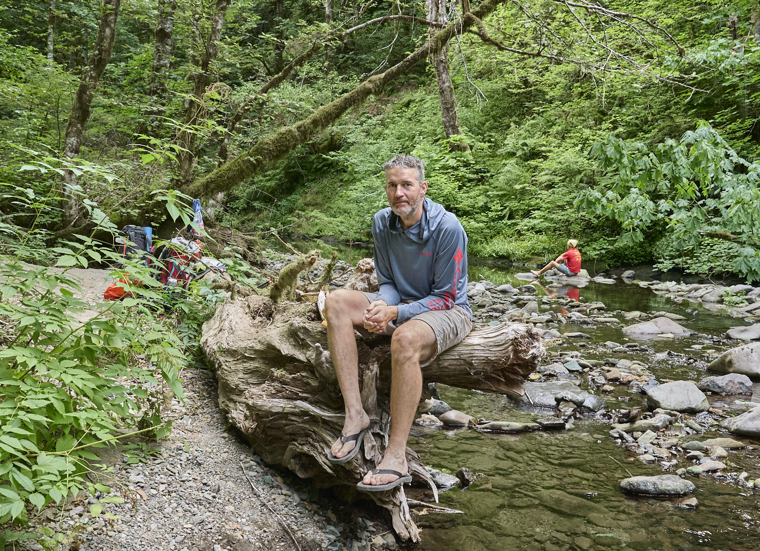 Ein Wanderer genießt den Abend beim Snag Creek im südlichen Washington.